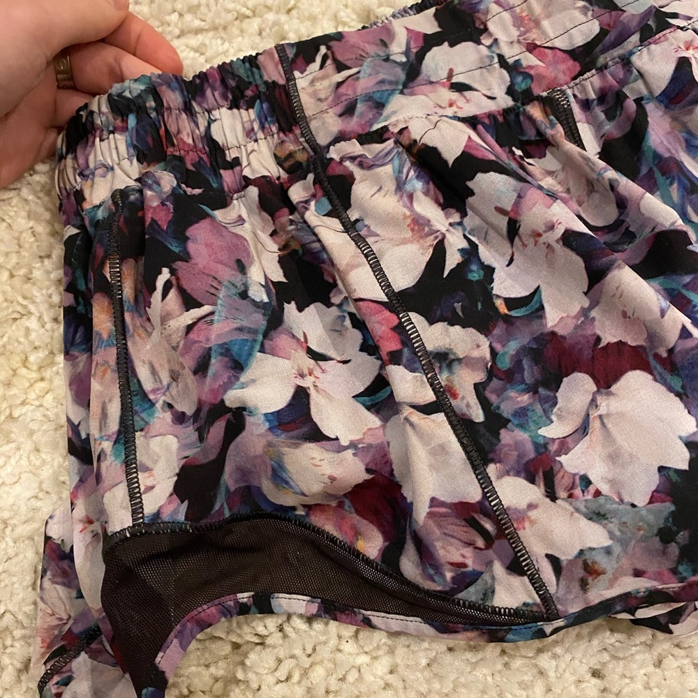 lululemon hotty hot 2.5” shorts